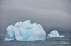 Um belo iceberg flutua nas águas de Turret Point, em King George Island, na Antártida